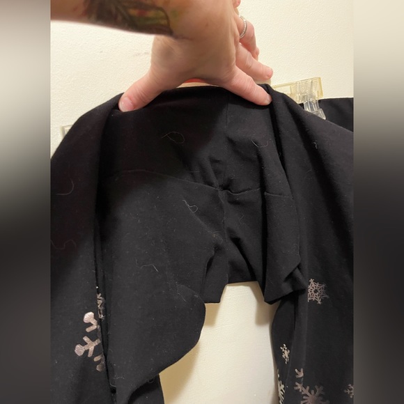 Torrid signature leggings with snowflake details sz 4 - Picture 4 of 5